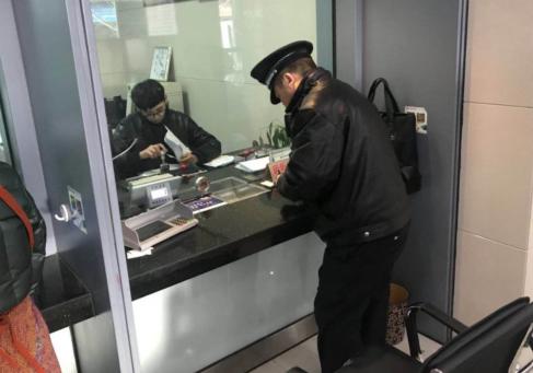 演技惊人!24岁小伙8个岳父 