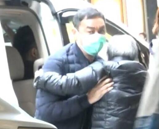 超孝顺！刘青云儿子力爆棚 带爸妈看病这个举动让网友疯狂打call