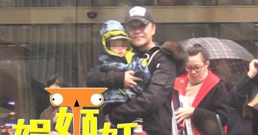 秒变好爸爸！陈思诚抱孩子现身 怀中的朵朵则一脸冷漠面无表情 