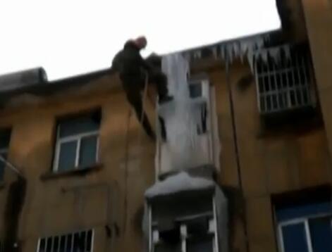 逆天了!居民楼现巨型冰凌 巨型冰凌挂满5层楼足足高达十几米