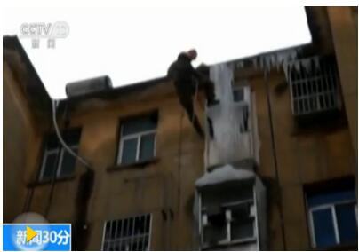 壮观！居民楼现巨型冰凌 十几米高覆盖整个五层楼