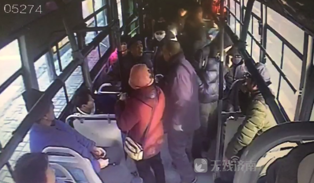 济南一老人走失 公交司机做起“保姆”:端热水买包子找家人