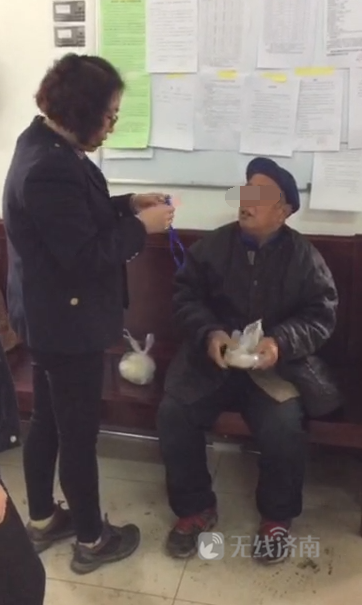 济南一老人走失 公交司机做起“保姆”:端热水买包子找家人