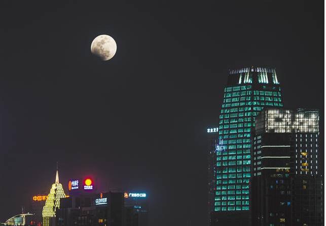 超震撼！超级蓝血月全食 152年一遇月亮变红色奇观全程画面美翻了