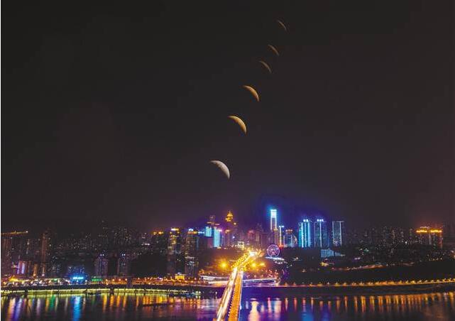 超震撼！超级蓝血月全食 152年一遇月亮变红色奇观全程画面美翻了