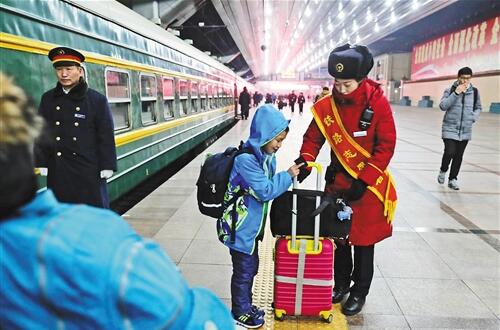 2018中国春运大幕开启 首趟增开列车开行29.8亿人次40天旅行开始