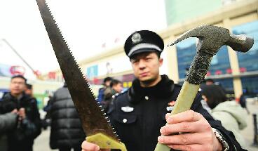 济南铁路公安局民警提醒乘客 春运安全第一