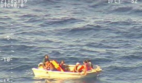 离奇！渡轮在太平洋失联载有逾80名乘客 警卫队一架飞机试图搜寻