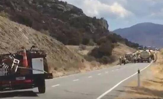 惨烈!中游客驾车撞巨石 车辆倾翻燃起熊熊大火1命丧火海5人逃生