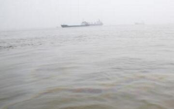 湖北货船长江侧翻6人落水 当地救援人员在凌晨打捞出1人