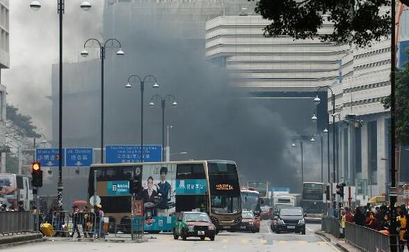浓烟滚滚!港尖沙咀突发大火 现场为新世界中心重建地盘