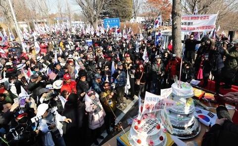 67岁!朴槿惠狱中迎生日 700余支持者聚集看守所为其庆生