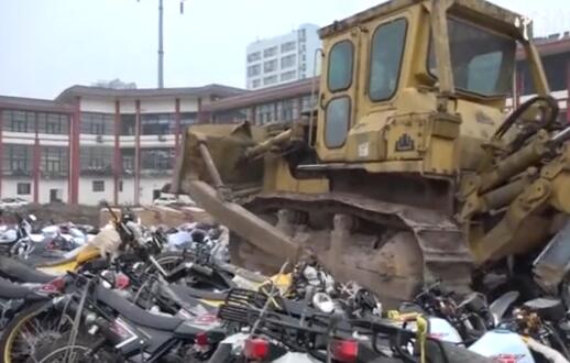 痛快!重庆销毁假冒产品价值4000余万 宝马奔驰福特均在列