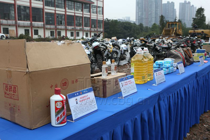 重庆销毁假冒产品 数十辆崭新的摩托车不一会儿被碾压成碎片