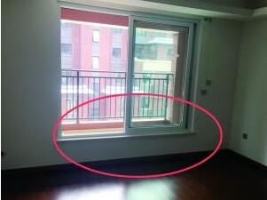 哭笑不得！男子买新房遇奇葩设计：从客厅去阳台要先“跨栏”