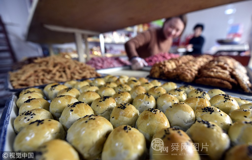 临沂:点心店加工“喜果子”迎新春