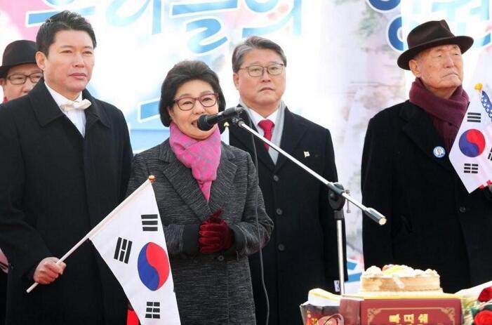 朴槿惠狱中迎第67个生日 朴槿惠的妹妹出现在庆生集会上