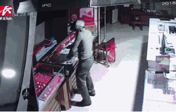 男子持铁锤狂砸柜台盗走珠宝店60万首饰 警方缉捕“铁锤男”