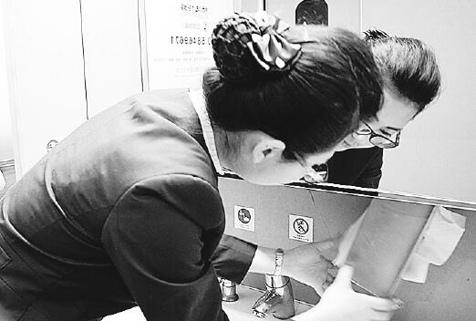 高铁保洁员高广平 15个小时进出厕所630次清理卫生