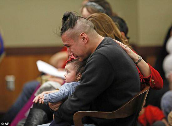 遇害者男友抱着幸存女婴当庭失声痛哭