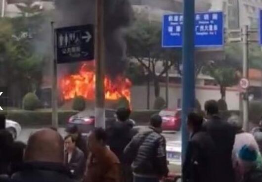 浓烟滚滚！广州大巴行驶自燃 现场明火冲天幸好无人员伤亡