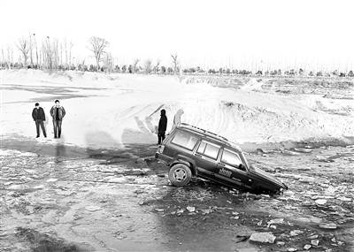 潮白河成溜冰场 “北京莱茵河”成越野爱好者“溜冰”胜地