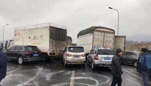 突发!昆楚高速53车撞现场一片狼藉 4人死3人伤80余人滞留路面