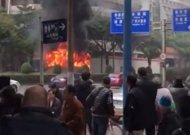 不幸中的万幸!广州大巴行驶自燃 幸亏当时空载只有驾驶员1人