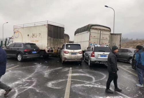 雨雪天气惹祸!昆楚高速53车撞80余人滞留 4人攀桥逃生意外坠亡