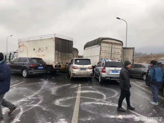 4人死亡!昆楚高速53车相撞 整个路面被堵得水泄不通