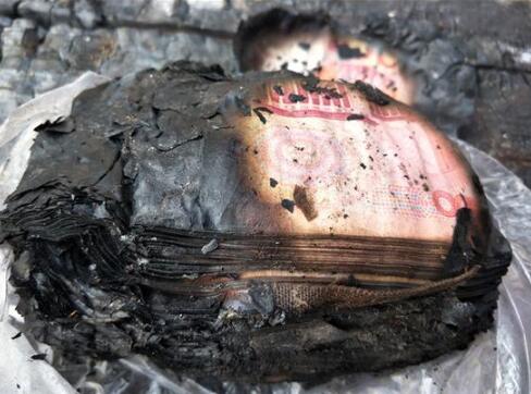 81岁老人3万现金被火烧成渣 银行清点8小时兑换2万多