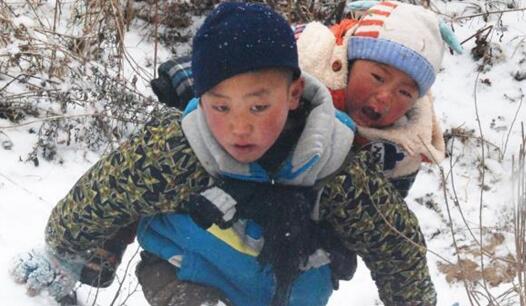 9岁半的凉山男孩雪中背1岁半的弟弟 200米落差山路走50分钟