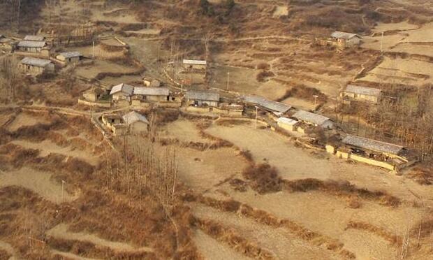 9岁半的凉山男孩雪中背1岁半的弟弟 200米落差山路走50分钟