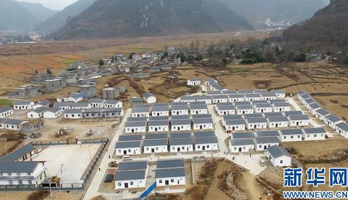 9岁半的凉山男孩雪中背1岁半的弟弟 200米落差山路走50分钟