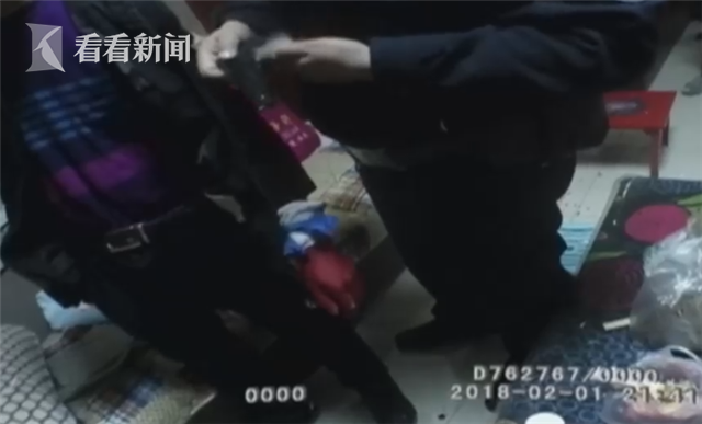 戏精！男子为挽回女友买红墨水假装自残 还留遗书