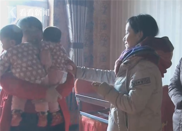 女子喂10月大双胞胎女婴烤肉 孩子当场翻白眼窒息