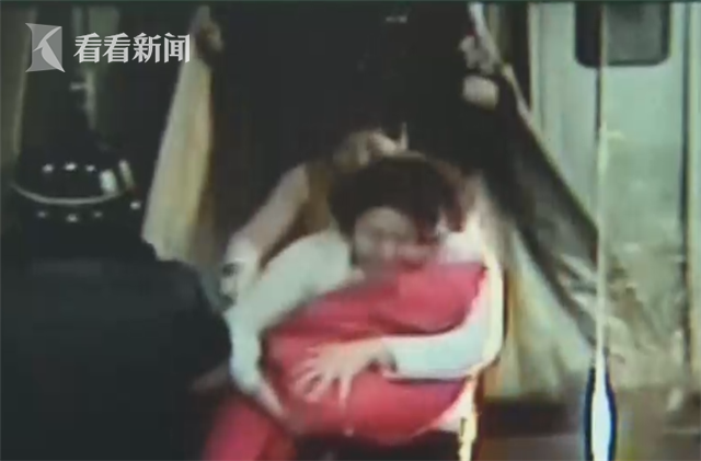 女子喂10月大双胞胎女婴烤肉 孩子当场翻白眼窒息