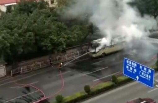 广州大巴行驶自燃 消防、交警会同属地分局警力及时到场处置