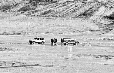 大玩漂移!潮白河成溜冰场 越野车爬坡溜冰聚集地催生专门救援队