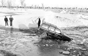 大玩漂移!潮白河成溜冰场 越野车爬坡溜冰聚集地催生专门救援队