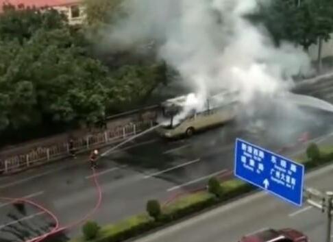 突发！广州大巴行驶自燃现场浓烟滚滚 只有驾驶员1人无人员受伤