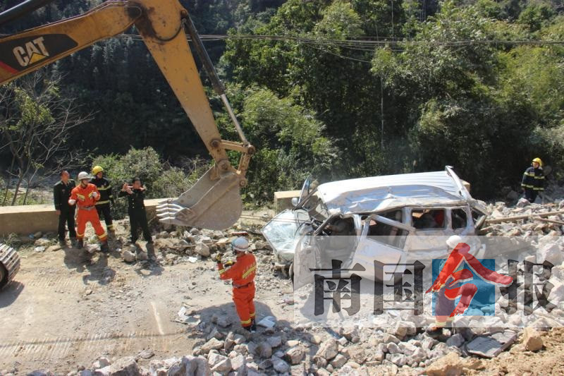 融水一处县道坍塌 面包车被石头砸中致3死2伤
