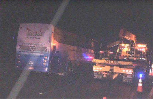 疲劳驾驶!台陆客游览车车祸 4名大陆乘客受伤司机被困