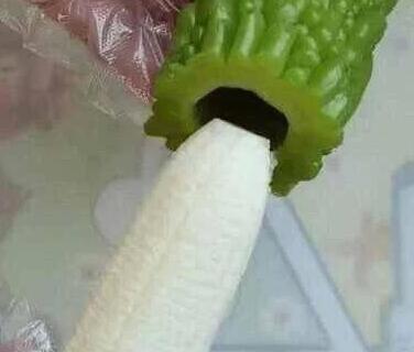 苦瓜新吃法，苦瓜酿香蕉既解馋又美容养颜，制作过程有点恶心