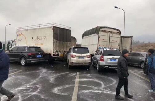 惨烈!昆楚高速53车撞80余人滞留 医疗队带来毛毯、面包、饮用水