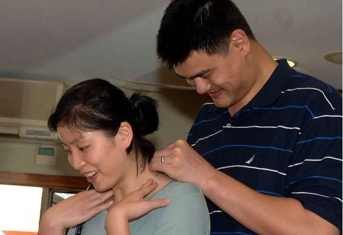 万众焦点！姚明携妻女游泰国 这家人的身高走到哪儿都醒目