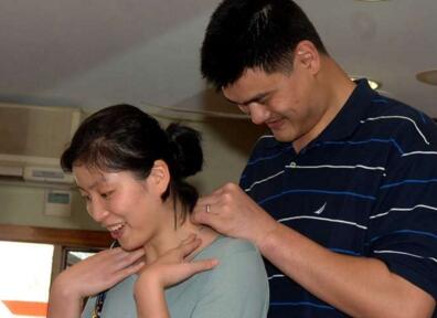 众人瞩目！姚明携妻女游泰国 一家三口的身高走到哪里都是亮点