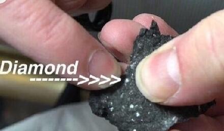 男孩在网上买了块石头玩,但接下来一幕让在场所有人都震惊了