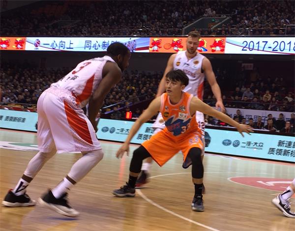 莫泰28分丁彦雨航26分 山东主场117:90大胜上海队