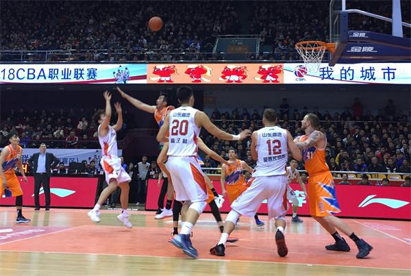 莫泰28分丁彦雨航26分 山东主场117:90大胜上海队